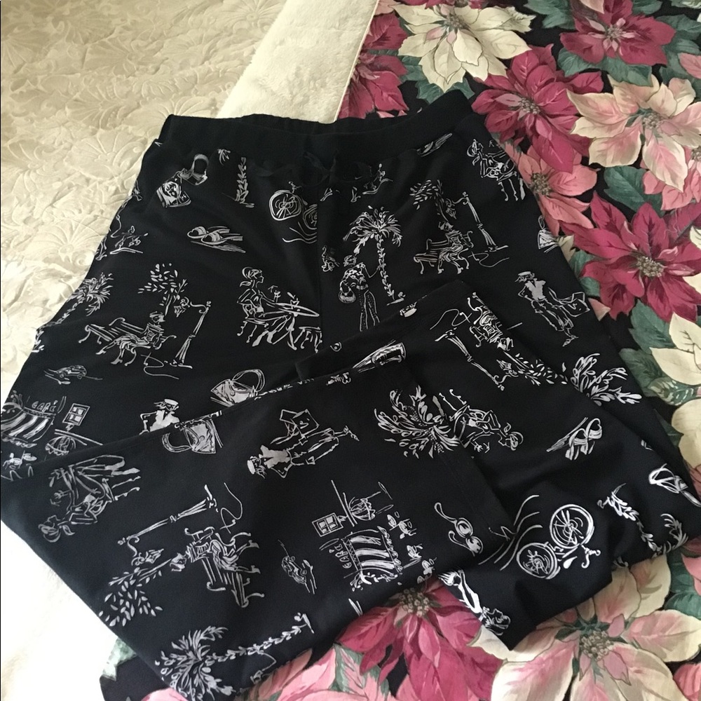 ELCC loungewear black & white size petite large cool details on artwork …